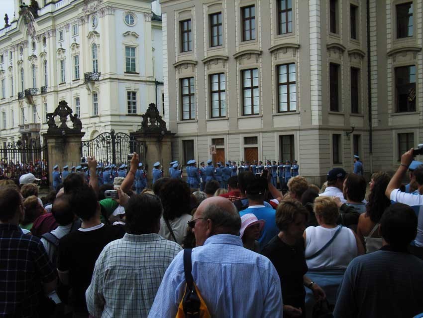 写真7 衛兵交代式.jpg